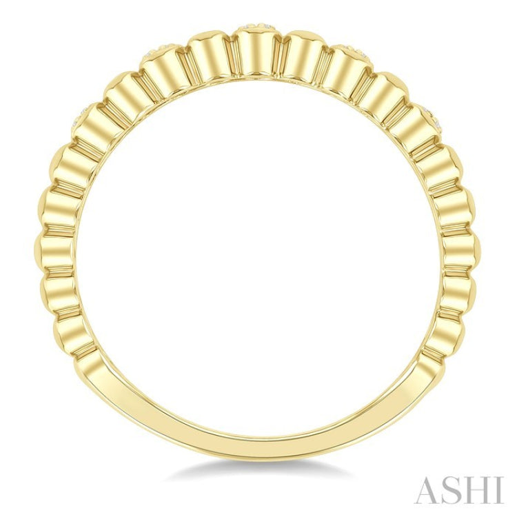 1/10 Ctw Ribbed Pod Shape Round Cut Diamond Fashion Band in 10K Yellow Gold