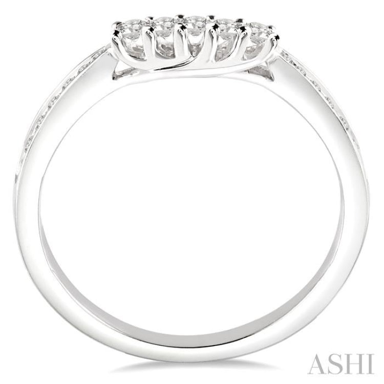 1/4 Ctw Round Cut Diamond Wedding Band in 14K White Gold