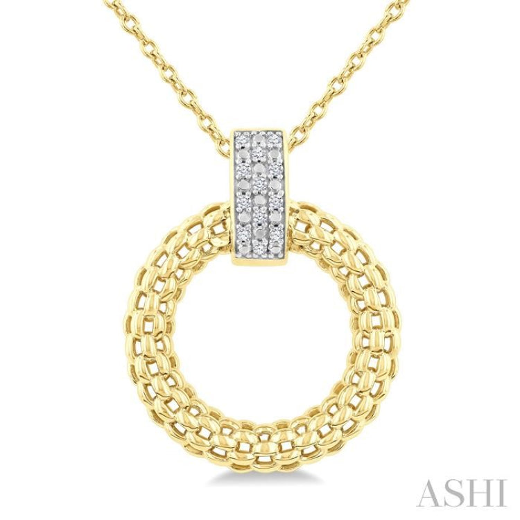 1/8 Ctw Cable Chain Inspired Bold Weave Circle Round Cut Diamond Pendant With Chain in Yellow Gold Vermeil