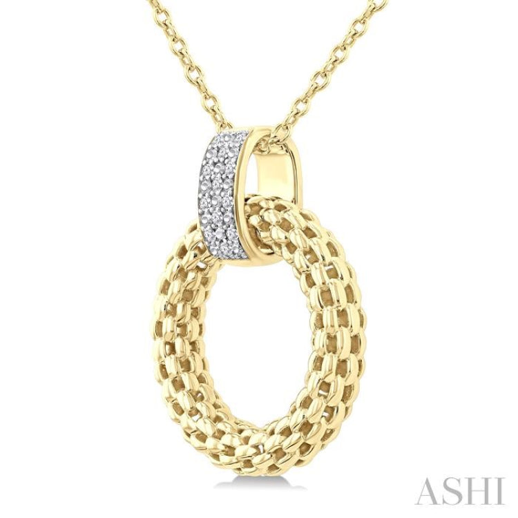 1/8 Ctw Cable Chain Inspired Bold Weave Circle Round Cut Diamond Pendant With Chain in Yellow Gold Vermeil