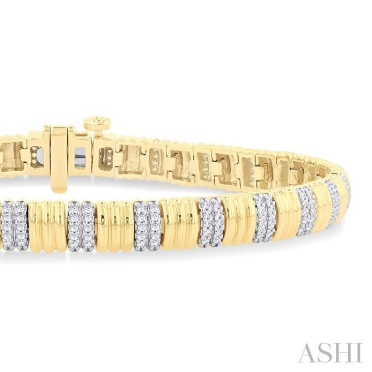 3/4 Ctw Ribbed Round Cut Diamond Pirouette Fashion Bracelet in 14K Yellow Gold