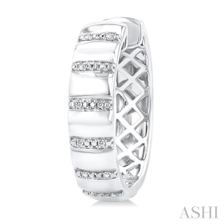 1/10 Ctw Ribbed Round Cut Diamond Pirouette Bold Fashion Hoop Earrings in Sterling Silver